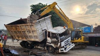 Kecelakaan Maut di Kota Semarang, Truk Timpa Mobil, Dua Orang Dikabarkan Tewas