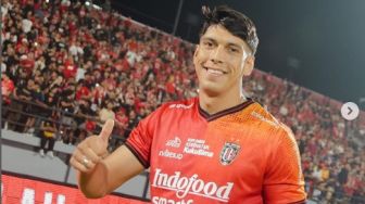 Media Thailand Tuding Liga Indonesia Liar saat Silverio Junio Tendang Elias Dolah saat Bali United vs Borneo FC