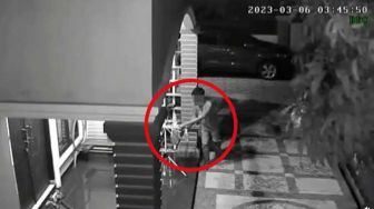 Terekam CCTV, Aksi Pria Curi Pakaian Dalam Wanita di Pekanbaru: Buat Apaan Sih?