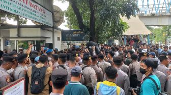 Jelang Sidang 'Lord' Luhut, Pendukung Haris-Fatia Berebut Masuk ke PN Jaktim
