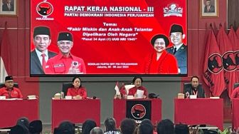 Tangis Megawati Pecah di Penutupan Rakernas III PDIP, Kenang 10 Tahun Wafatnya Sang Suami Taufiq Kiemas
