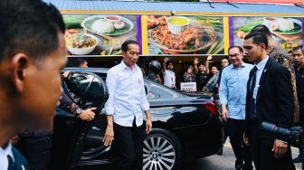 Presiden Joko Widodo dan Perdana Menteri (PM) Malaysia Anwar Ibrahim berkunjung ke Pasar Chow Kit, Kuala Lumpur, Malaysia, pada Kamis (8/6/2023). [Foto: Laily Rachev - Biro Pers Sekretariat Presiden]