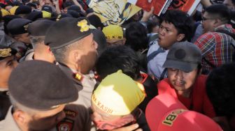 Sejumlah buruh dan aktivis yang menggelar aksi unjuk rasa untuk mendukung Haris Azhar dan Fatia terlibat bentrokan dengan pihak kepolisian yang berjaga di depan Pengadilan Negeri Jakarta Timur, Kamis (8/6/2023). [Suara.com/Alfian Winanto]