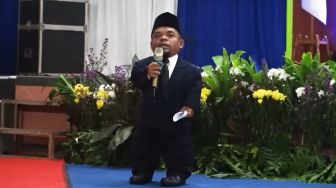 8 Potret Ucok Baba Datang ke Wisuda Anak, Kenakan Jas Berdasi dan Kopiah Hitam