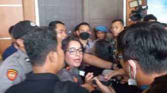 Ricuh! Massa Pendukung Luhut Provokasi Tim Hukum Haris-Fatia Jelang Sidang, Teriak Bohong