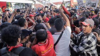 Sejumlah buruh dan aktivis yang menggelar aksi unjuk rasa untuk mendukung Haris Azhar dan Fatia terlibat bentrokan dengan pihak kepolisian yang berjaga di depan Pengadilan Negeri Jakarta Timur, Kamis (8/6/2023). [Suara.com/Alfian Winanto]