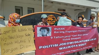 Tuntut Tindaklanjut Pencarian Wiji Thukul, Pegiat HAM Laporkan Jokowi ke Wali Kota Solo