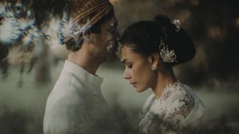 Adinia Wirasti Resmi Menikah dengan Aktor Australia Michael Wahr