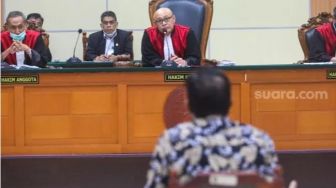 Pengunjung Sidang Haris Azhar Tiba-tiba Teriak 'Kami di Papua!'