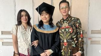 Bangga dengan Anak-anak, Intip 10 Potret Andhika Pratama dan Ussy Sulistyawati Hadiri Wisuda Anak