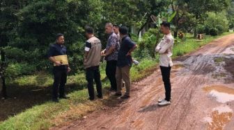 Anggota Dewan-Dinas PU Cipta Karya Mura Tinjau Jalan Rusak di Desa Sukorejo