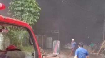 Lapak Limbah Busa di Tangerang Ludes Kebakaran