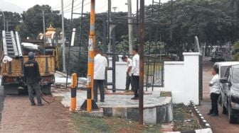 Melanggar Izin, Tiang Reklame di Depan Masjid Agung Kalianda Dibongkar