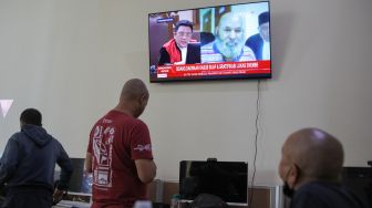 Jurnalis mengikuti secara online sidang perdana terdakwa Lucas Enembe di Press Room KPK, Gedung Merah Putih, Jakarta, Senin (12/6/2023). [Suara.com/Alfian Winanto]
