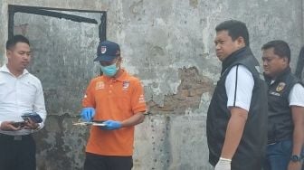 Lagi Bersihkan Puing, Warga Kaget Temukan Mayat Mengenaskan Korban Kebakaran di Pademangan