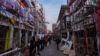 Pekerja menyelesaikan pembangunan tenant untuk acara Jakarta Fair Kemayoran (JFK) di JIExpo Kemayoran Jakarta, Senin (12/6/2023). [Suara.com/Alfian Winanto]