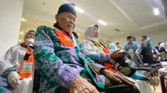 Senyum Abah Halim, Jamaah Haji Berusia Lebih dari Satu Abad yang Berangkat ke Tanah Suci