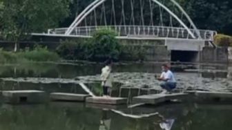 Bahagia Itu Sederhana, Momen Ayah Foto Anak di Danau Kampus Unri