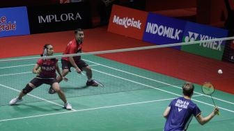 Pebulu tangkis ganda campuran Indonesia Lisa Ayu Kusumawati (kiri) dan Rehan Naufal Kusharjanto (kanan) saat bertanding dengan ganda campuran Malaysia Goh Soon Huat dan Shevon Jemie Lai dalam babak pertama (32 besar) turnamen Indonesia Open 2023 di Istora Senayan, Jakarta, Selasa (13/6/2023). [Suara.com/Alfian Winanto]