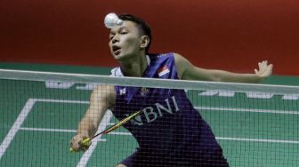 Pebulu tangkis ganda putra Indonesia Fajar Alfian saat bertanding dengan ganda putra Denmark Jeppe Bay dan Lasse Molhede dalam babak pertama (32 besar) turnamen Indonesia Open 2023 di Istora Senayan, Jakarta, Selasa (13/6/2023). [Suara.com/Alfian Winanto]