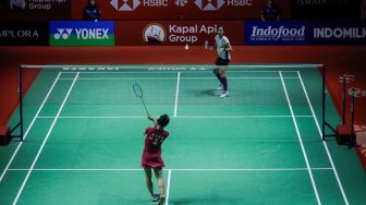 Pebulu tangkis tunggal putri Indonesia Putri Kusuma Wardani (atas) saat bertanding dengan tunggal putri Amerika Iris Wang dalam babak pertama (32 besar) turnamen Indonesia Open 2023 di Istora Senayan, Jakarta, Selasa (13/6/2023). [Suara.com/Alfian Winanto]