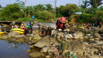 Hari Lingkungan Hidup Sedunia, Karyawan Indocement Bersihkan Sampah di Sungai Cileungsi