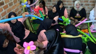 Bisa Jadi Sumber Ekonomi Baru, Emak-emak di Lampung Diajarkan Cara Membuat Bucket Balon dan Nasi Tumpeng