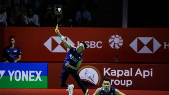 Pebulu tangkis ganda putra Indonesia Fajar Alfian (kanan) dan Muhammad Rian Ardianto (kiri) saat bertanding dengan ganda putra Denmark Jeppe Bay dan Lasse Molhede dalam babak pertama (32 besar) turnamen Indonesia Open 2023 di Istora Senayan, Jakarta, Selasa (13/6/2023). [Suara.com/Alfian Winanto]