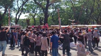 Unjuk Rasa Warga Bara-baraya Tolak Penggusuran di Pengadilan Negeri Makassar Ricuh