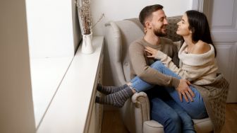 4 Tips Bercinta di Sofa, Bisa Coba Posisi Seks Teratai hingga Upright Doggie