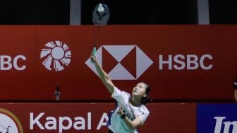 Pebulu tangkis tunggal putri Indonesia Putri Kusuma Wardani saat bertanding dengan tunggal putri Amerika Iris Wang dalam babak pertama (32 besar) turnamen Indonesia Open 2023 di Istora Senayan, Jakarta, Selasa (13/6/2023). [Suara.com/Alfian Winanto]