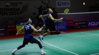 Pebulu tangkis ganda putra Indonesia Fajar Alfian (kanan) dan Muhammad Rian Ardianto (kiri) saat bertanding dengan ganda putra Denmark Jeppe Bay dan Lasse Molhede dalam babak pertama (32 besar) turnamen Indonesia Open 2023 di Istora Senayan, Jakarta, Selasa (13/6/2023). [Suara.com/Alfian Winanto]