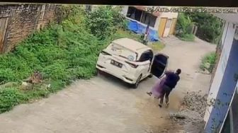 Detik-detik Perempuan di Padang Diculik Mantan Pacar, Korban Digendong Dipaksa Masuk Mobil