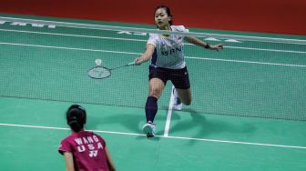 Pebulu tangkis tunggal putri Indonesia Putri Kusuma Wardani (atas) saat bertanding dengan tunggal putri Amerika Iris Wang dalam babak pertama (32 besar) turnamen Indonesia Open 2023 di Istora Senayan, Jakarta, Selasa (13/6/2023). [Suara.com/Alfian Winanto]