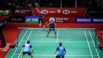 Pebulu tangkis ganda putra Indonesia Fajar Alfian (kanan) dan Muhammad Rian Ardianto (kiri) saat bertanding dengan ganda putra Denmark Jeppe Bay dan Lasse Molhede dalam babak pertama (32 besar) turnamen Indonesia Open 2023 di Istora Senayan, Jakarta, Selasa (13/6/2023). [Suara.com/Alfian Winanto]