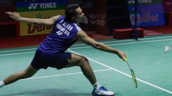 Pebulu tangkis ganda putra Indonesia Fajar Alfian saat bertanding dengan ganda putra Denmark Jeppe Bay dan Lasse Molhede dalam babak pertama (32 besar) turnamen Indonesia Open 2023 di Istora Senayan, Jakarta, Selasa (13/6/2023). [Suara.com/Alfian Winanto]