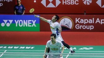 Pebulu tangkis ganda putra Indonesia Mohammad Ahsan (belakang) dan Hendra Setiawan (depan) saat bertanding dengan ganda putra Thailand Supak Jomkoh dan Kittinupong Kedren dalam babak pertama (32 besar) turnamen Indonesia Open 2023 di Istora Senayan, Jakarta, Rabu (14/6/2023). [Suara.com/Alfian Winanto]
