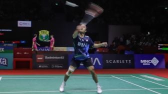 Pebulu tangkis tunggal putra Indonesia Anthony Sinisuka Ginting saat bertanding dengan tunggal putra Denmark Hans-Kristian Solberg VITTINGHUS dalam babak pertama (32 besar) turnamen Indonesia Open 2023 di Istora Senayan, Jakarta, Rabu (14/6/2023). [Suara.com/Alfian Winanto]
