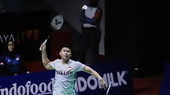 Pebulu tangkis ganda campuran Indonesia Praveen Jordan (kiri) saat melawan ganda campuran Malaysia Chan Peng Soon dan Cheah Yee See dalam babak pertama (32 besar) turnamen Indonesia Open 2023 di Istora Senayan, Jakarta, Rabu (14/6/2023). [Suara.com/Alfian Winanto]