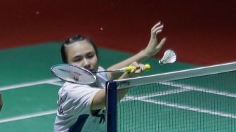 Pebulu tangkis ganda campuran Indonesia Melati Daeva Oktavianti saat melawan ganda campuran Malaysia Chan Peng Soon dan Cheah Yee See dalam babak pertama (32 besar) turnamen Indonesia Open 2023 di Istora Senayan, Jakarta, Rabu (14/6/2023). [Suara.com/Alfian Winanto]