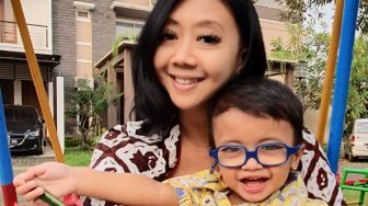 Cerita Asri Welas Tentang Anaknya yang Lahir dengan Katarak Kongenital Hingga Pakai Kacamata Plus 13