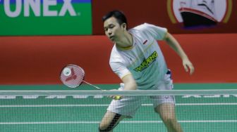 Pebulu tangkis ganda putra Indonesia Hendra Setiawan  saat bertanding dengan ganda putra Thailand Supak Jomkoh dan Kittinupong Kedren dalam babak pertama (32 besar) turnamen Indonesia Open 2023 di Istora Senayan, Jakarta, Rabu (14/6/2023). [Suara.com/Alfian Winanto]
