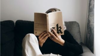 5 Cara Mempertahankan Kebiasaan Membaca Buku agar Tetap Konsisten