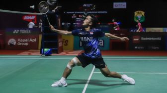 Pebulu tangkis tunggal putra Indonesia Anthony Sinisuka Ginting saat bertanding dengan tunggal putra Denmark Hans-Kristian Solberg VITTINGHUS dalam babak pertama (32 besar) turnamen Indonesia Open 2023 di Istora Senayan, Jakarta, Rabu (14/6/2023). [Suara.com/Alfian Winanto]
