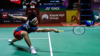 Pebulu tangkis ganda putri Indonesia Siti Fadia Silva Ramadhanti saat bertanding dengan ganda putri Jerman Linda Efler dan Isabel Lohau dalam babak pertama (32 besar) turnamen Indonesia Open 2023 di Istora Senayan, Jakarta, Rabu (14/6/2023). [Suara.com/Alfian Winanto]
