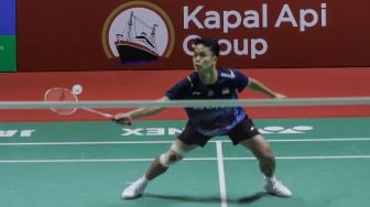 Pebulu tangkis tunggal putra Indonesia Anthony Sinisuka Ginting saat bertanding dengan tunggal putra Denmark Hans-Kristian Solberg VITTINGHUS dalam babak pertama (32 besar) turnamen Indonesia Open 2023 di Istora Senayan, Jakarta, Rabu (14/6/2023). [Suara.com/Alfian Winanto]
