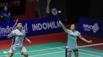 Pebulu tangkis ganda campuran Indonesia Melati Daeva Oktavianti (kanan) dan Praveen Jordan (kiri) saat melawan ganda campuran Malaysia Chan Peng Soon dan Cheah Yee See dalam babak pertama (32 besar) turnamen Indonesia Open 2023 di Istora Senayan, Jakarta, Rabu (14/6/2023). [Suara.com/Alfian Winanto]