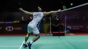 Pebulu tangkis ganda putra Indonesia Pramudya Kusumawardana saat bertanding dengan ganda putra Inggris Ben Lane dan Sean Vendy dalam babak pertama (32 besar) turnamen Indonesia Open 2023 di Istora Senayan, Jakarta, Rabu (14/6/2023). [Suara.com/Alfian Winanto]