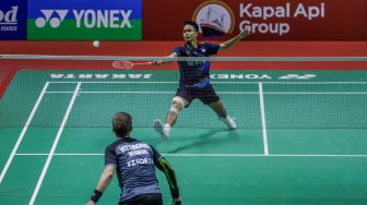 Pebulu tangkis tunggal putra Indonesia Anthony Sinisuka Ginting (atas) saat bertanding dengan tunggal putra Denmark Hans-Kristian Solberg VITTINGHUS dalam babak pertama (32 besar) turnamen Indonesia Open 2023 di Istora Senayan, Jakarta, Rabu (14/6/2023). [Suara.com/Alfian Winanto]
