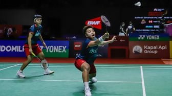 Pebulu tangkis ganda putri Indonesia Apriyani Rahayu (kanan) dan Siti Fadia Silva Ramadhanti (kiri) saat bertanding dengan ganda putri Jerman Linda Efler dan Isabel Lohau dalam babak pertama (32 besar) turnamen Indonesia Open 2023 di Istora Senayan, Jakarta, Rabu (14/6/2023). [Suara.com/Alfian Winanto]
